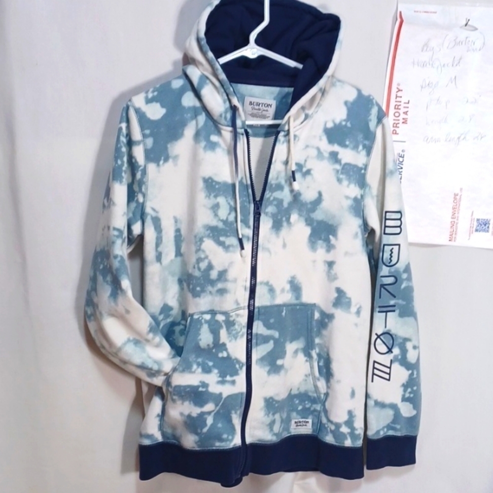 BURTON durable goods size medium in a beautiful white with blue clouds